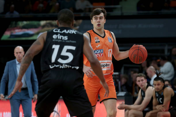 不仅能在比 不仅能在比